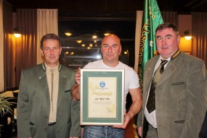 vir-zec-priznanje-predsjedniku-kapovicu-urucio-je-predsjednik-lszz-damir-peric